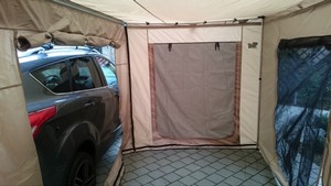 Faechermarkise_Klapphalter_Ford_Kuga_mit_Zeltwaende_innen_01.jpg