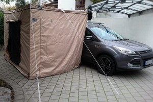 Faechermarkise_Klapphalter_Ford_Kuga_mit_Zeltwaende_vorne_01.jpg
